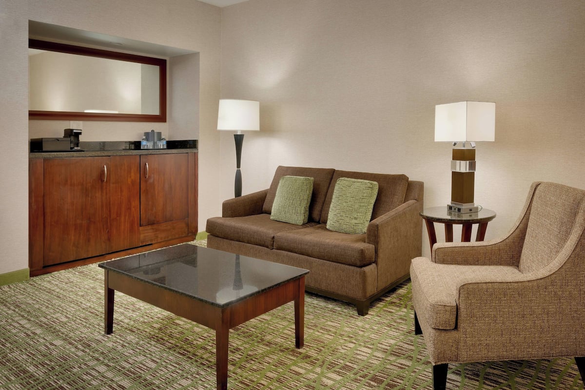 Suite, 1 King-Bett und Schlafsofa | Wohnbereich