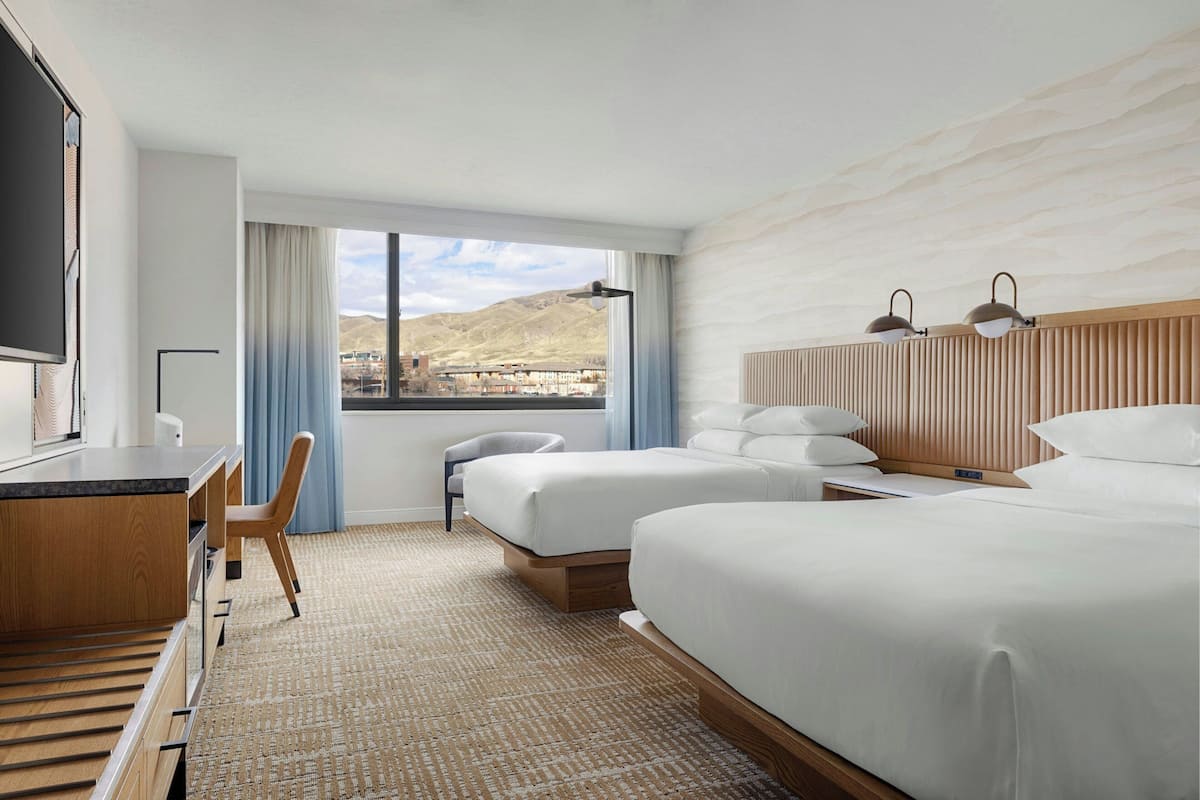 Rum - 2 queensize-sängar - utsikt mot dalen | Sängtillbehör av högsta kvalitet och minibar