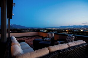 Luxe beddengoed, een minibar, een kluis op de kamer, een bureau