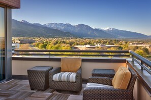 高档床上用品、迷你吧、客房内保  险箱、办公桌