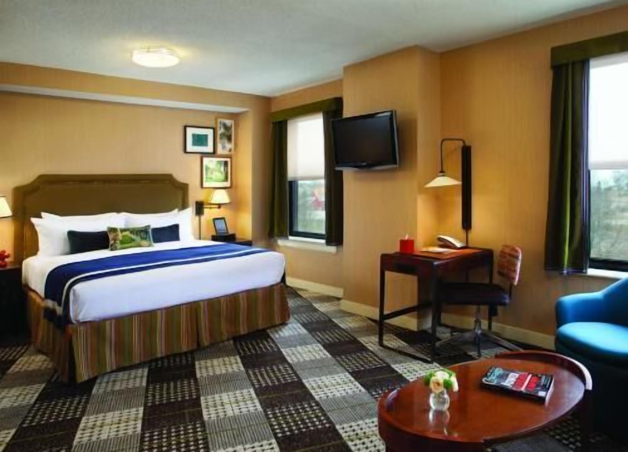 Hypo-allergenic bedding, in-room safe, desk, laptop workspace