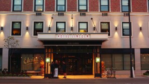 The exterior of Hotel Lincoln with a classic facade, large windows, and a prominent entrance. - Hotel Lincoln (Chicago)