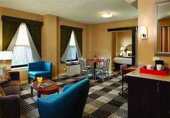 1 bedroom, hypo-allergenic bedding, in-room safe, desk at Hotel Lincoln