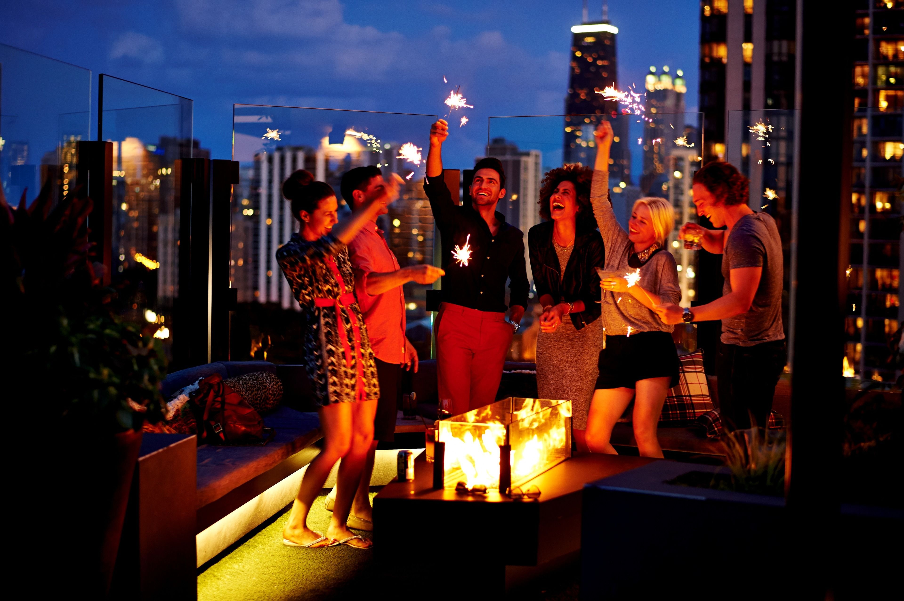 rooftop bar, al fresco dining, open daily