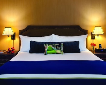 Hypo-allergenic bedding, in-room safe, desk, laptop workspace at Hotel Lincoln