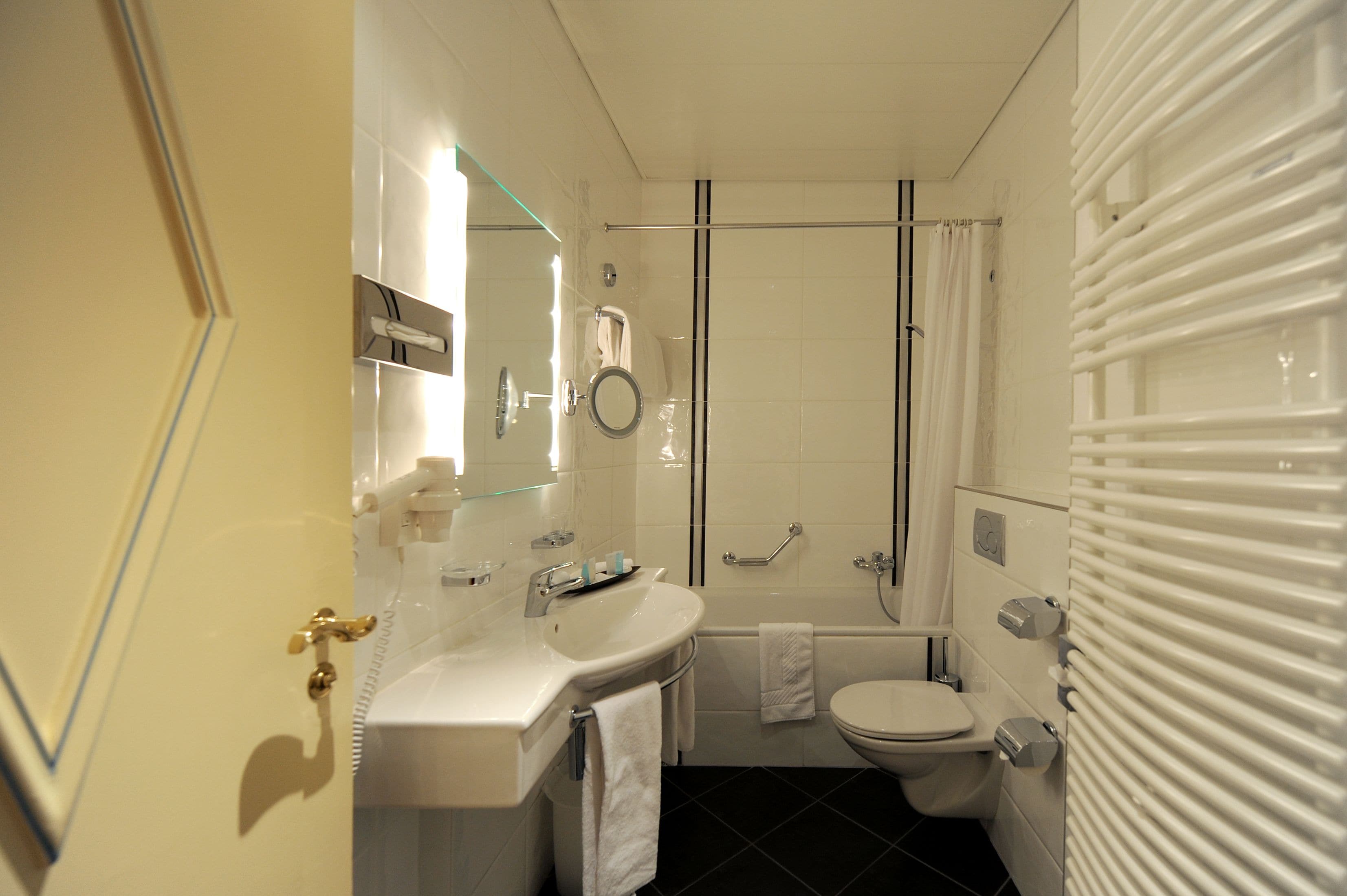 combined shower/bathtub, hair dryer, slippers, towels