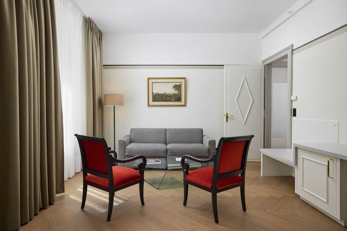 junior suite | minibar, in-room safe, desk, free wifi