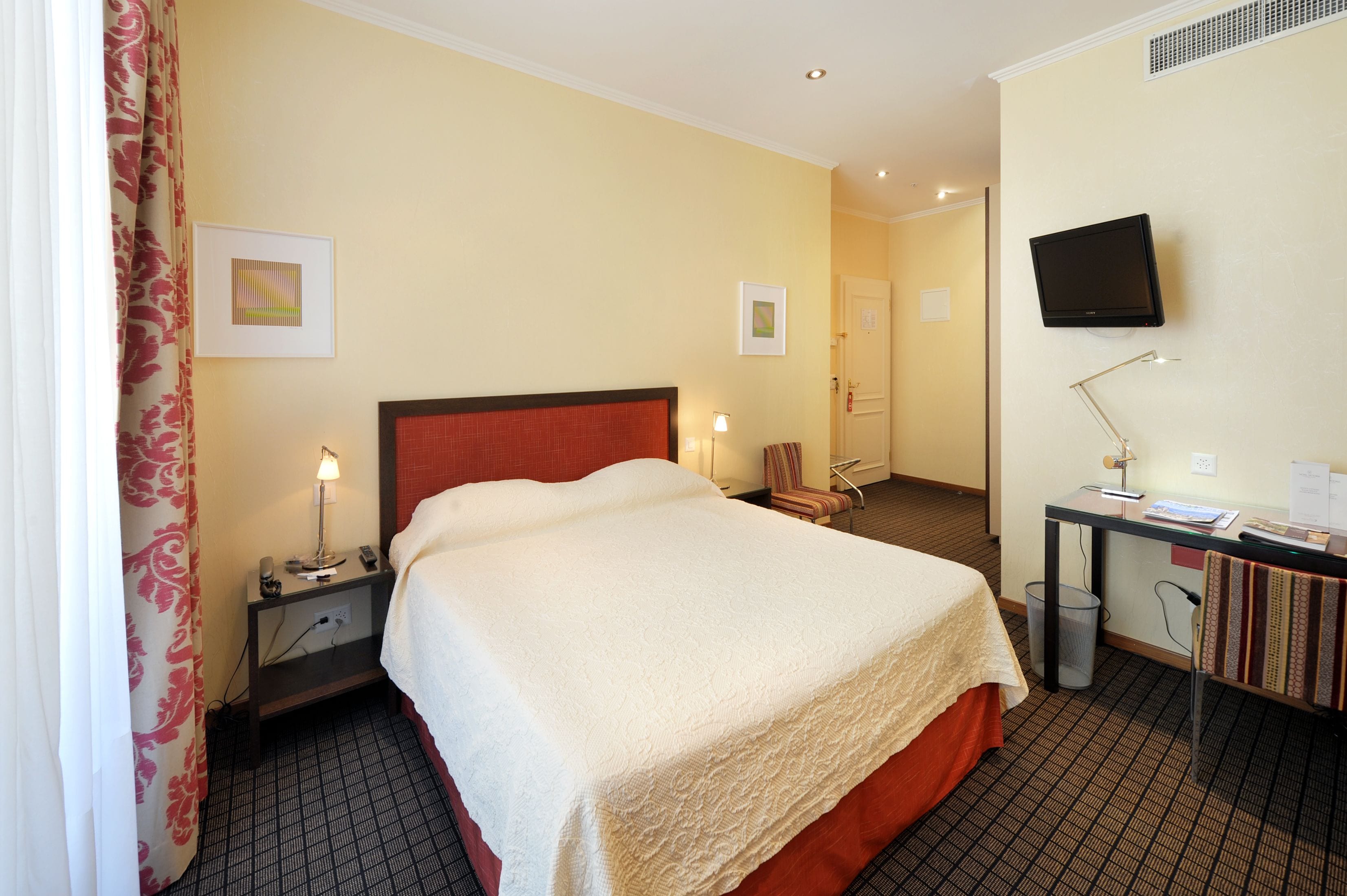 standard double room | minibar, in-room safe, desk, free wifi