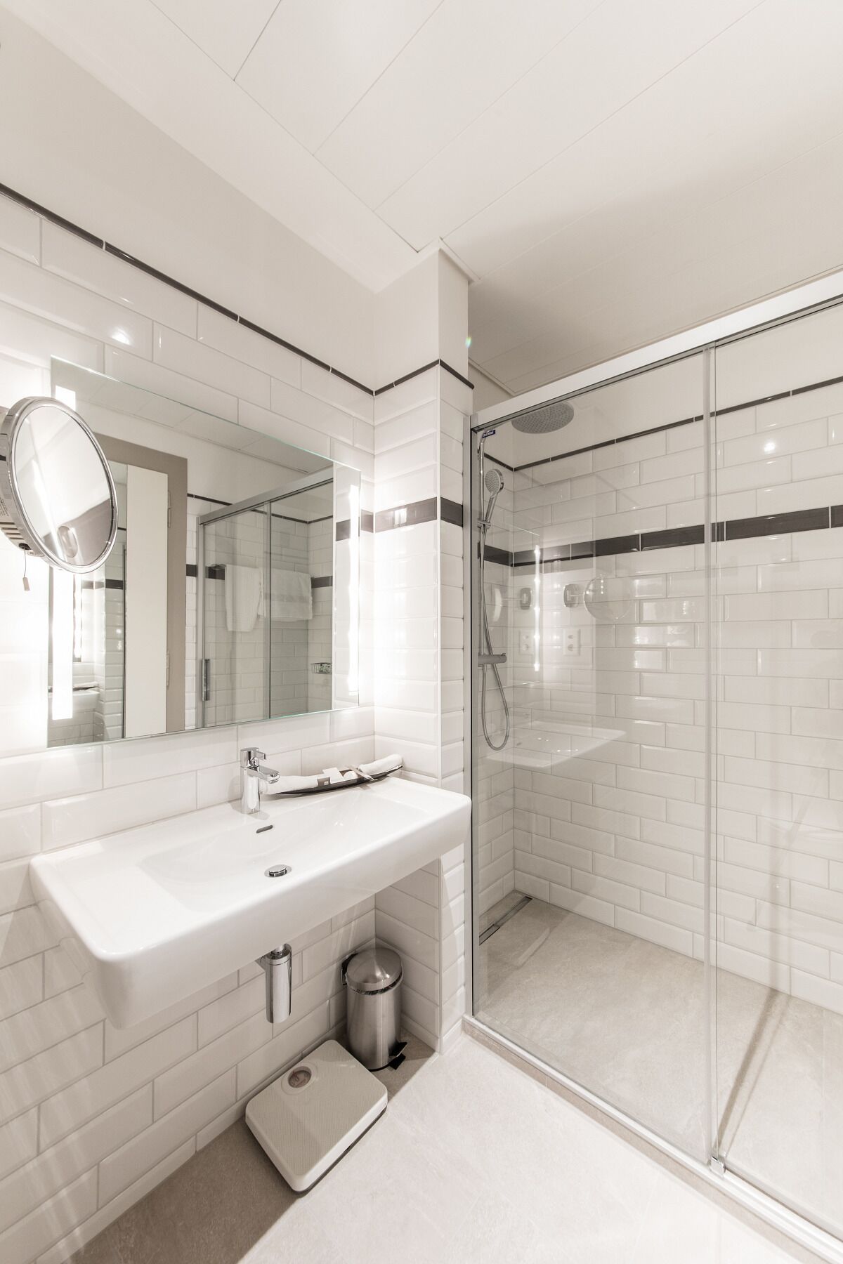 standard single room | bathroom | combined shower/bathtub, hair dryer, slippers, towels