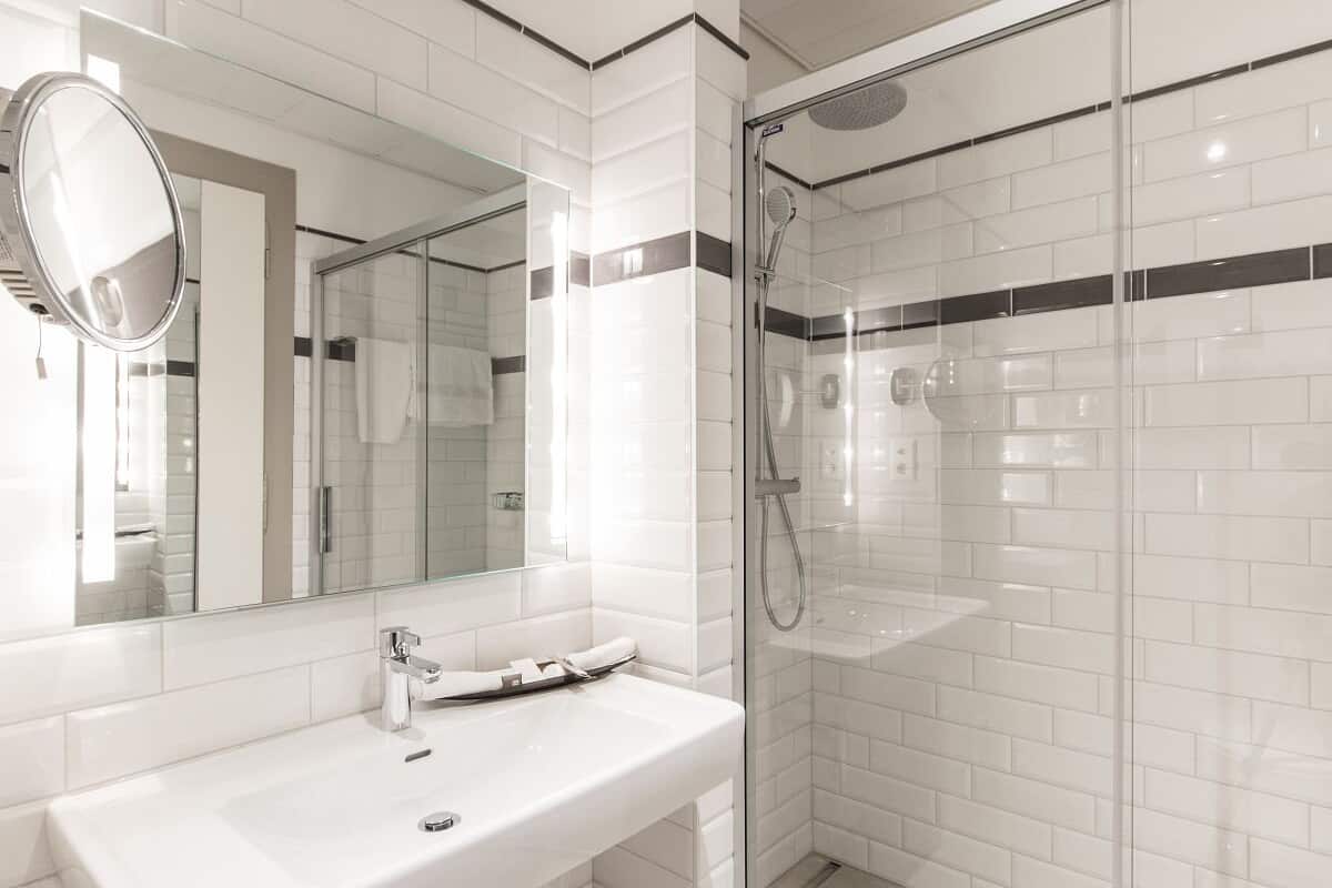 standard single room | bathroom | combined shower/bathtub, hair dryer, slippers, towels
