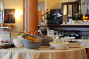 Se ofrece un desayuno bufé (25 CHF por persona)