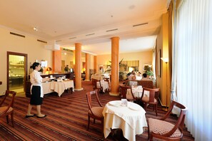 Serves lunch and dinner - Hotel Victoria (Lausanne)