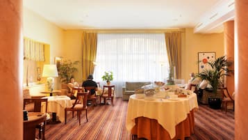 Daily buffet breakfast (CHF 25 per person)