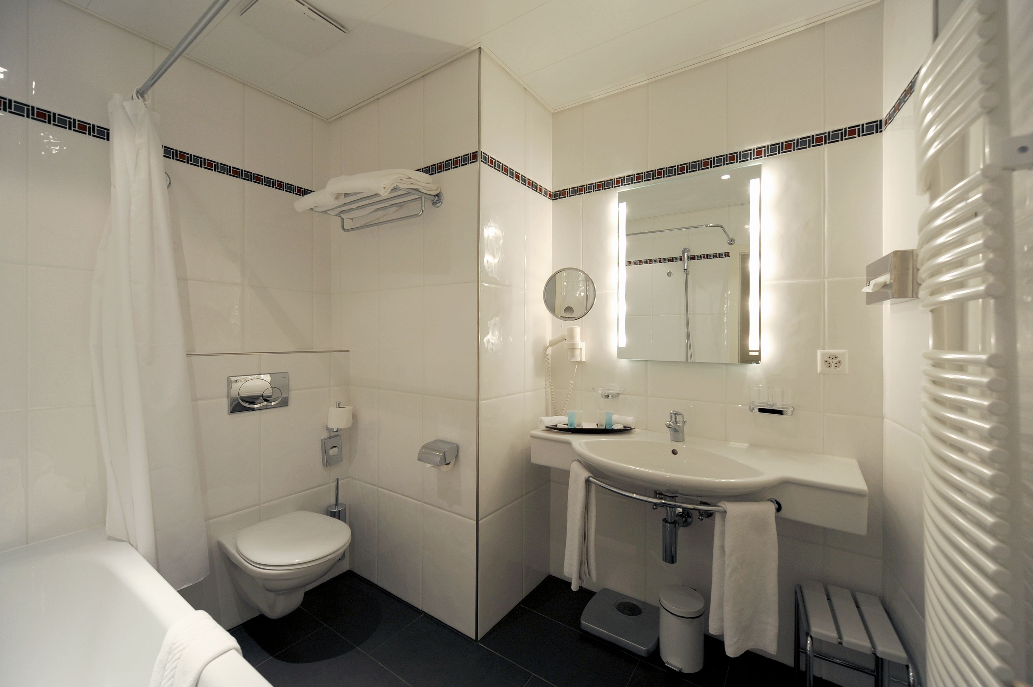 standard double room | bathroom | combined shower/bathtub, hair dryer, slippers, towels