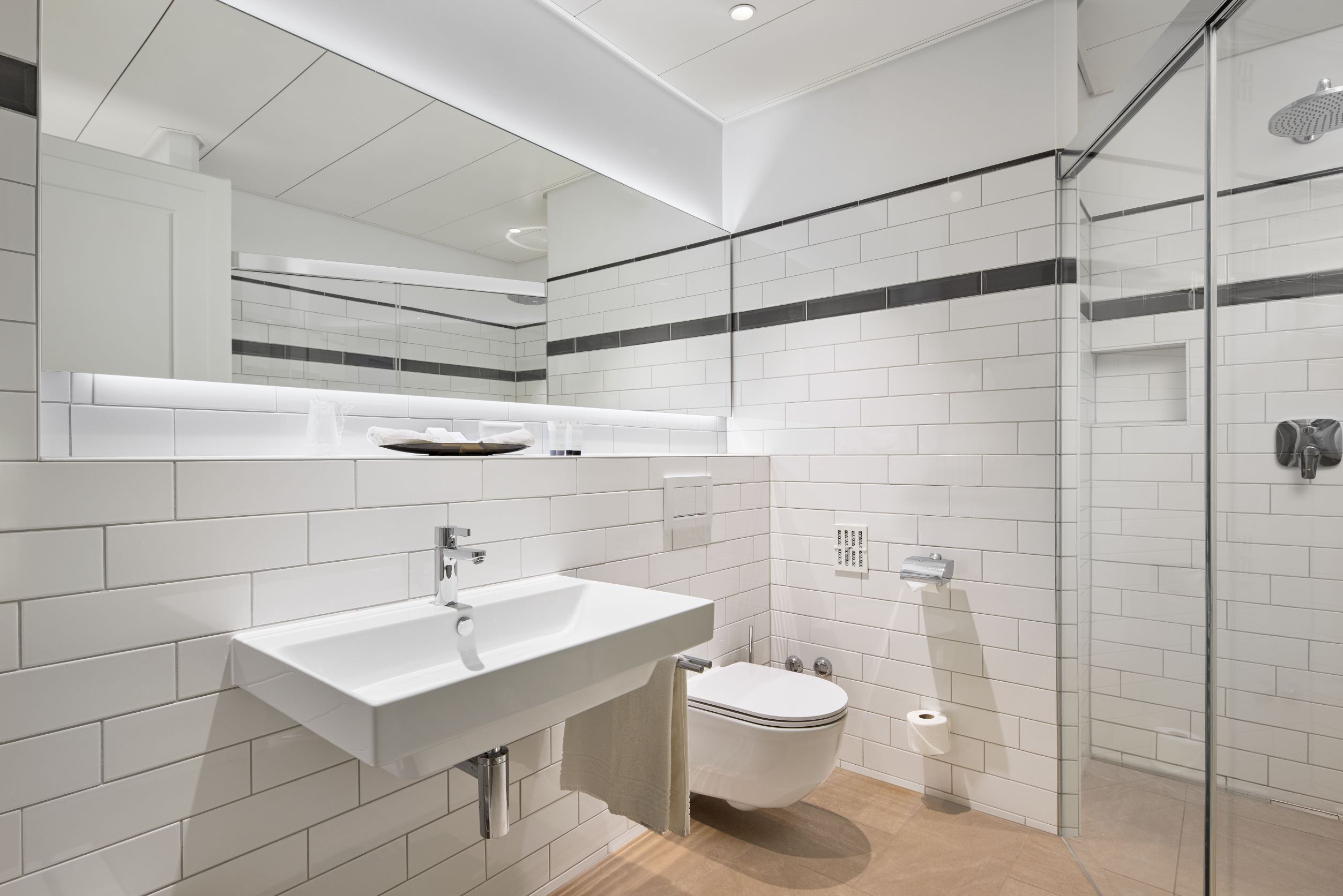 combined shower/bathtub, hair dryer, slippers, towels