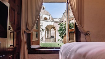 Novicia Queen | Premium bedding, minibar, in-room safe, desk