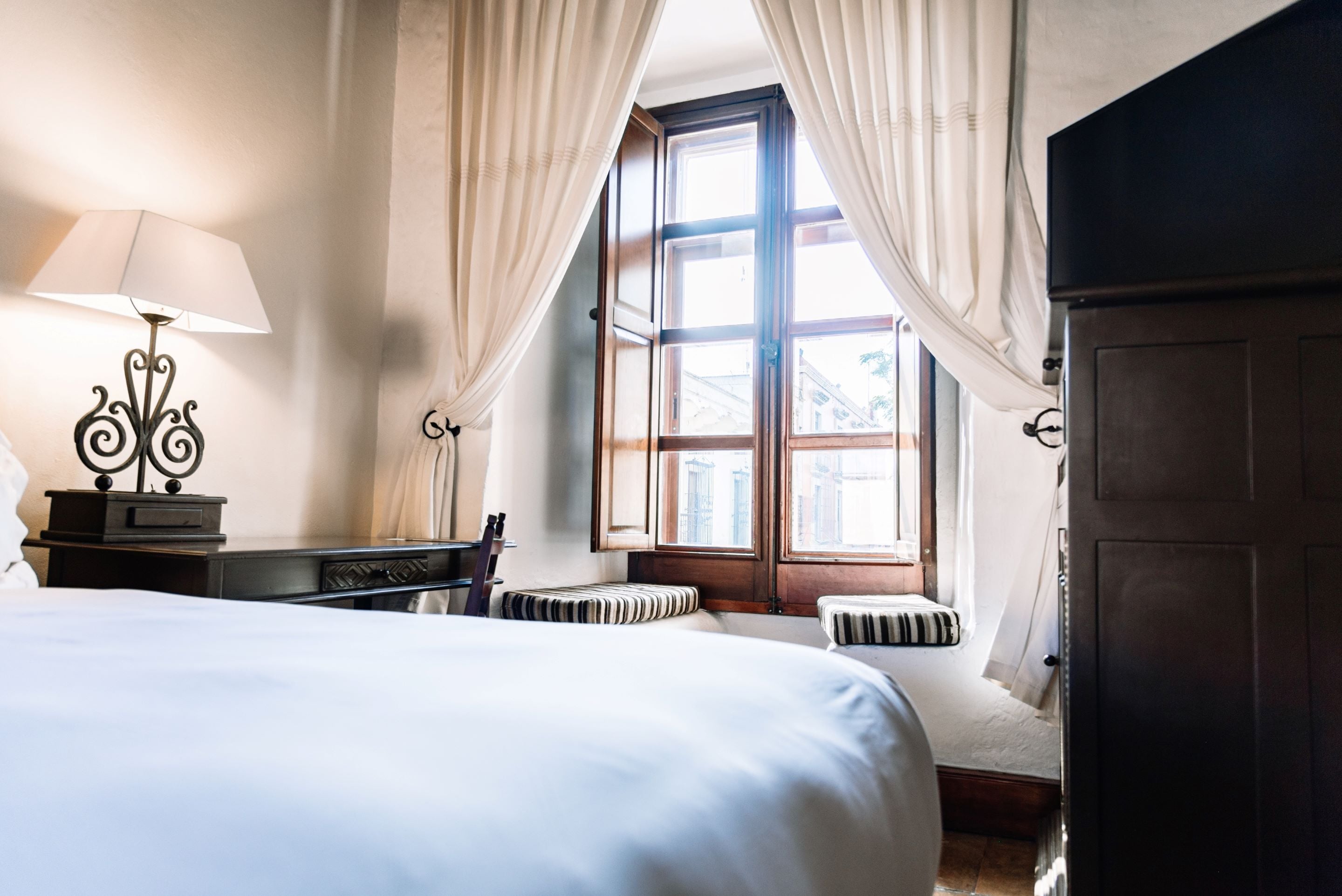 gran clase king | premium bedding, minibar, in-room safe, desk