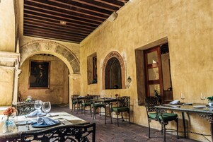 供应早餐、午餐和晚餐，本地与国际菜