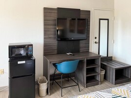 Espacio para trabajar con un portátil, wifi gratis, ropa de cama
