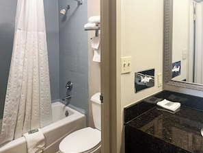 Combined shower/bathtub, towels