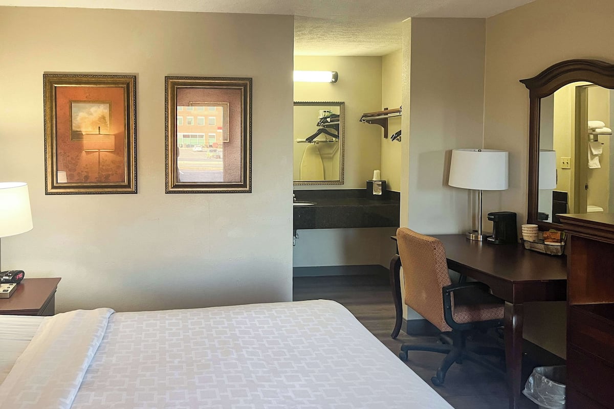 Laptop workspace, free WiFi, bed sheets