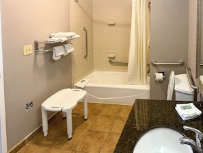 Combined shower/tub, towels - Motel 6 Stafford, VA - Quantico (Stafford)
