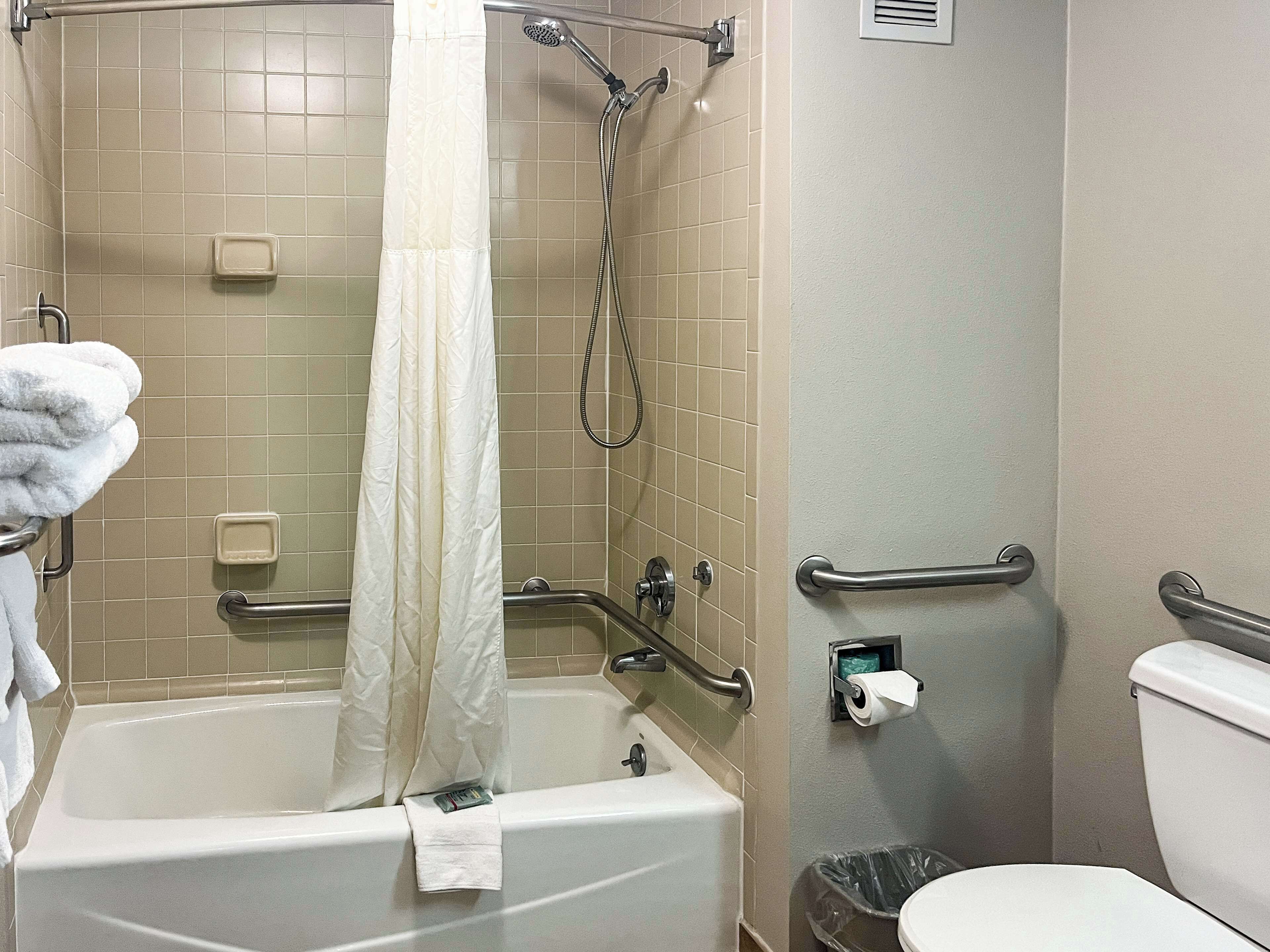 Deluxe-huone, 1 keskisuuri parisänky, esteetön, tupakointi kielletty | Esteetön kylpyhuone