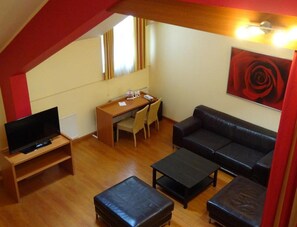 Suite | Living area | 27-inch flat-screen TV with cable channels, TV