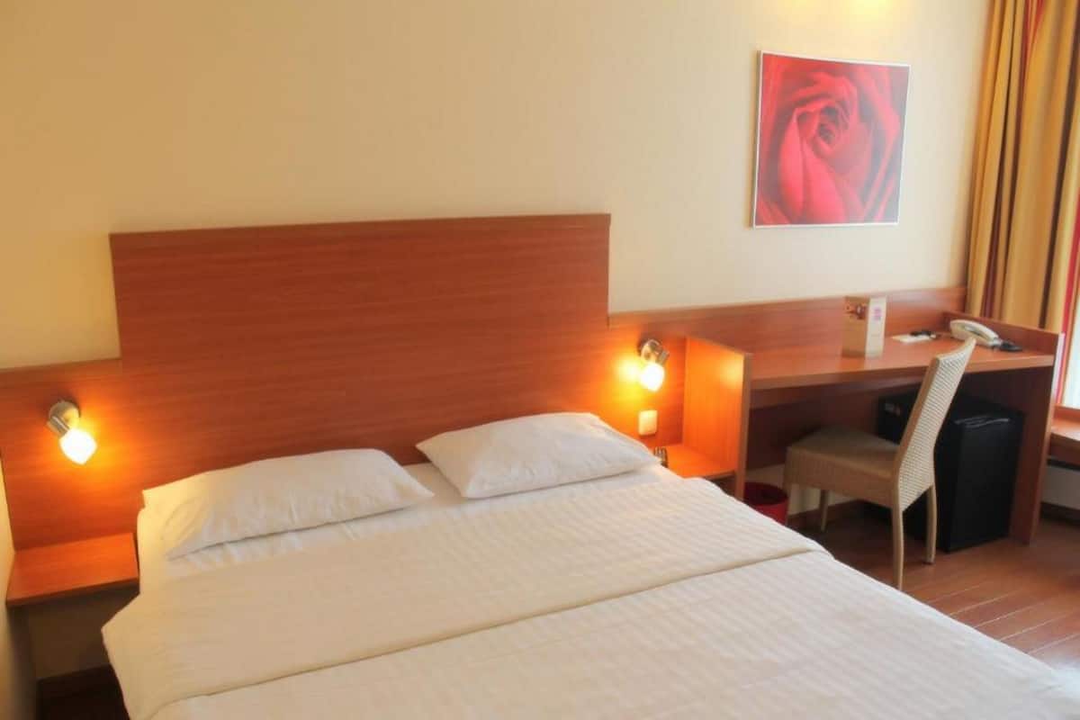 Hypo-allergenic bedding, free minibar items, in-room safe, desk