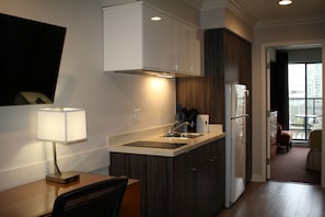 Full Kitchen Suite (Queen, King or 2 Double) | Private kitchen | Coffee/tea maker, electric kettle