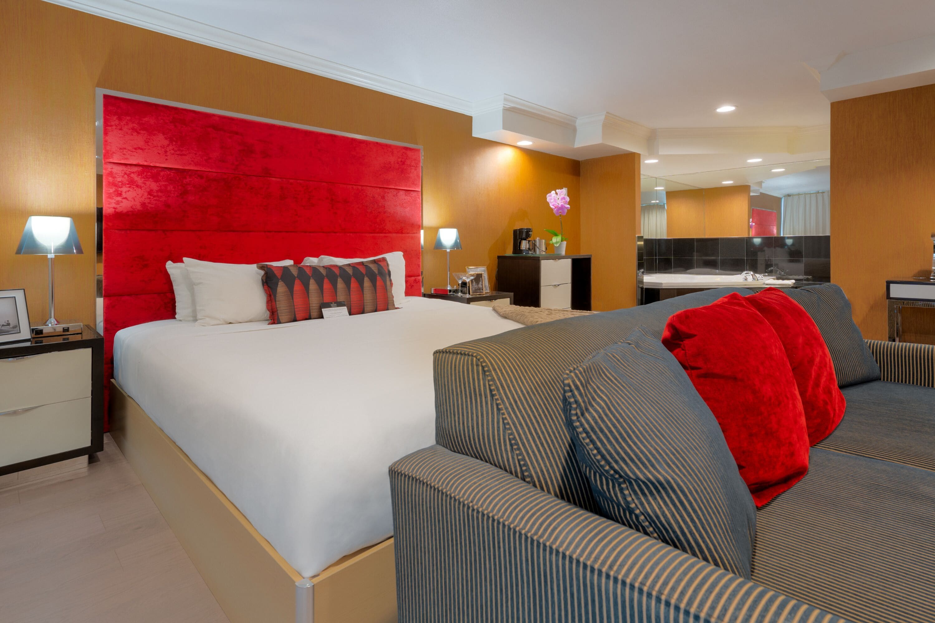honeymoon suite | pillow-top beds, in-room safe, desk, laptop workspace