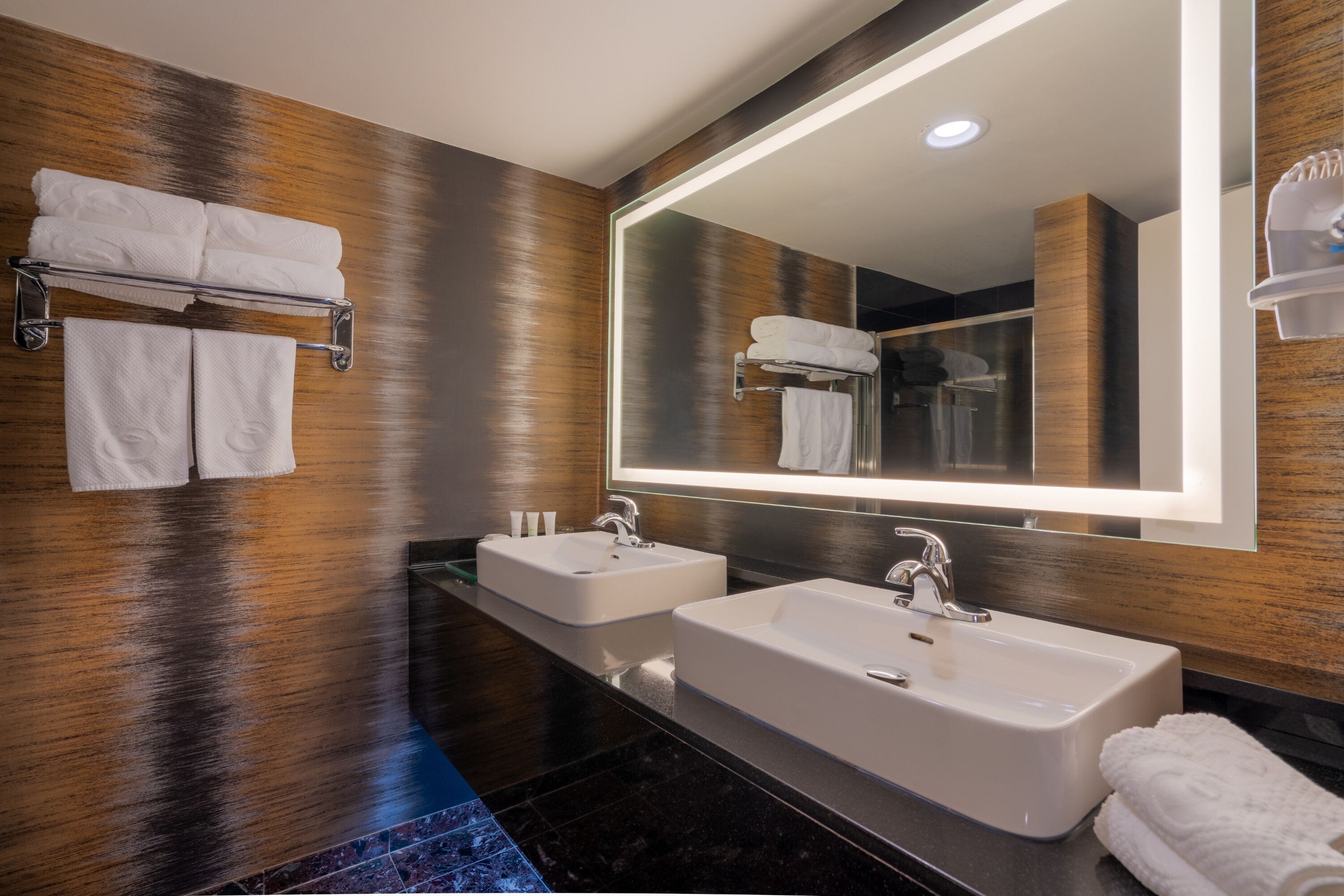 honeymoon suite | bathroom | combined shower/bathtub, free toiletries, hair dryer, towels