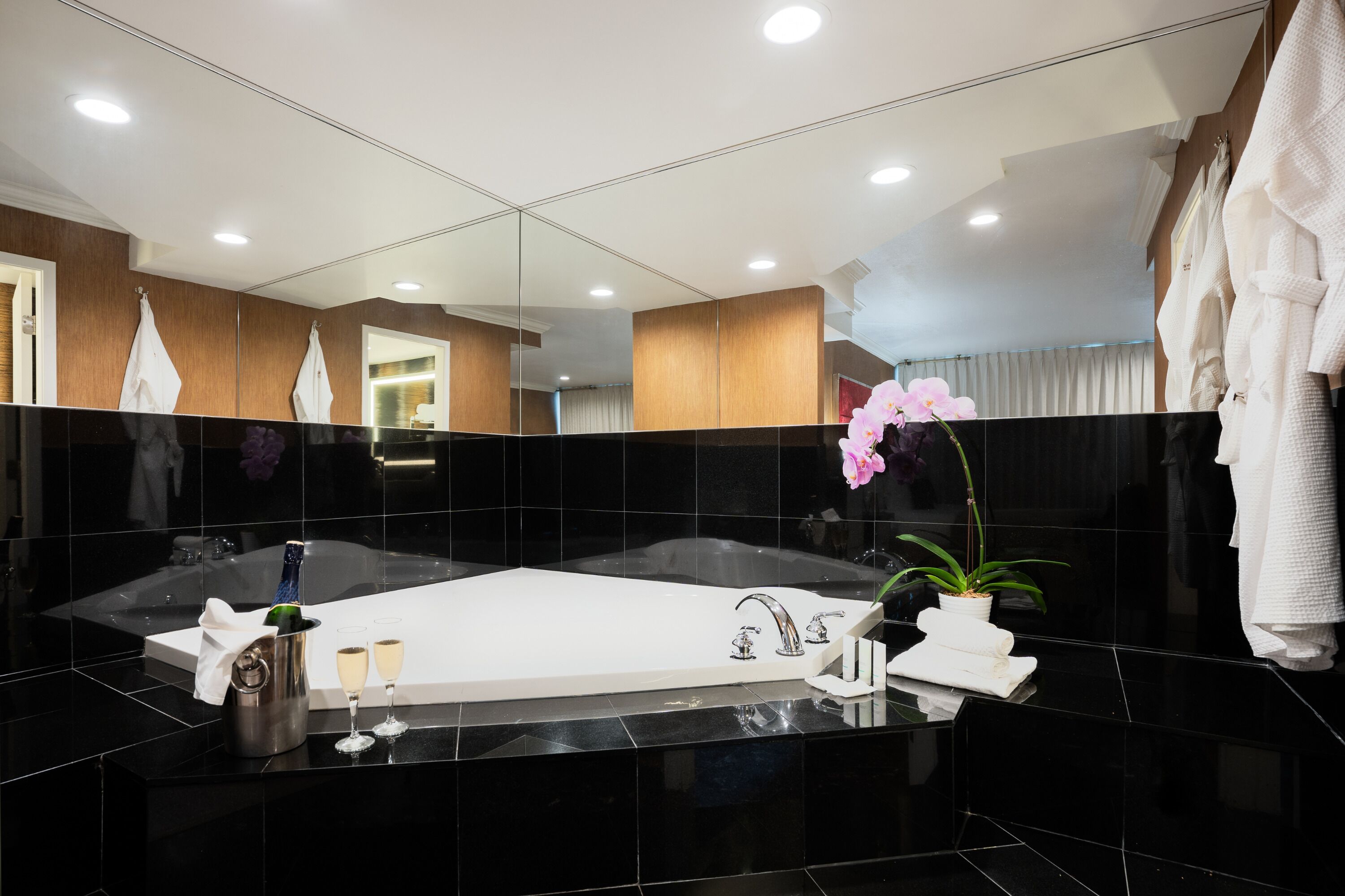 honeymoon suite | bathroom | combined shower/bathtub, free toiletries, hair dryer, towels