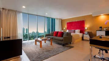 Honeymoon Suite | Pillowtop beds, in-room safe, desk, laptop workspace