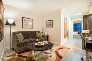 Télévision à écran plat, station d'accueil iPod, films à la carte