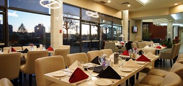 供应早餐和晚餐