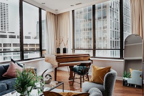 Suite | Bathroom | Shower, free toiletries, towels