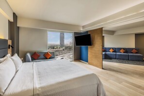Junior Suite | Peti besi dalam bilik, meja, ruang kerja komputer riba 