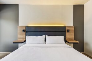 Executive Room | In-room safe, desk, laptop workspace, iron/ironing board - Fiesta Inn Monterrey Valle (San Pedro Garza García)