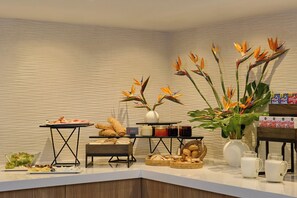 供应 早餐、午餐和晚餐