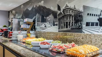 供应早餐、午餐和晚餐