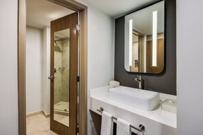 Shower, towels - Fiesta Inn Monterrey Valle (San Pedro Garza García)