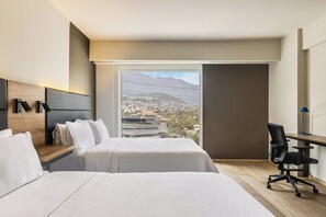 行政客房 | 客房内保险箱、办公桌、笔记本电脑工作区、熨斗/熨衣板