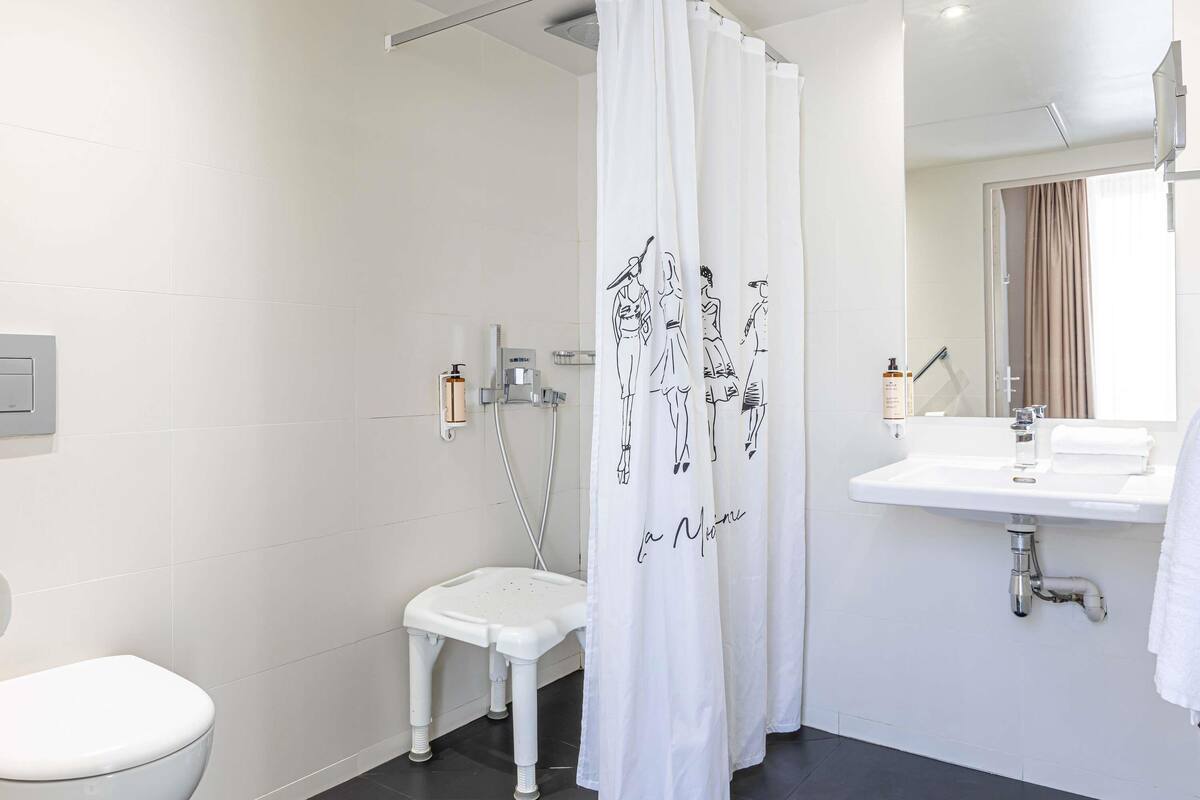 Rom – classic, 1 dobbeltseng, tilgjengelighetstilpasset | Sengetøy av topp kvalitet, minibar, safe på rommet og skrivebord