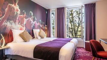 Klassieke Twin kamer, 2 eenpersoonsbedden | Luxe beddengoed, een minibar, een kluis op de kamer, een bureau