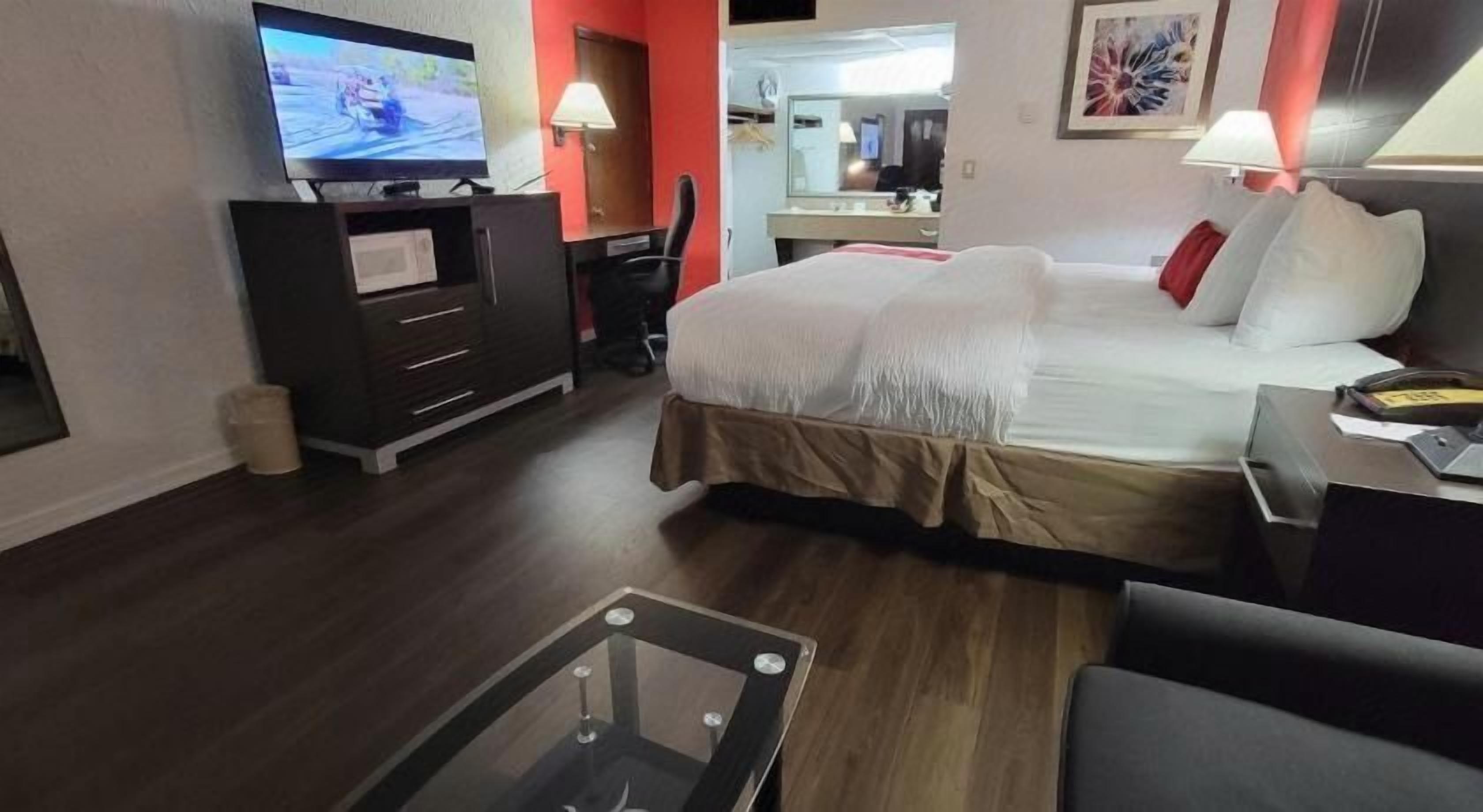 Escritorio, espacio para trabajar con un portátil, cortinas opacas