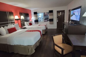 デスク、ノートパソコン用作業スペース、遮光カーテン、防音設備