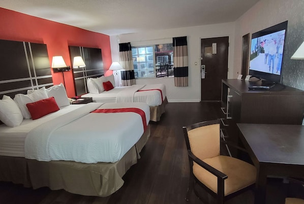 Työpöytä, kannettavalle tietokoneelle sopiva työtila, pimennysverhot