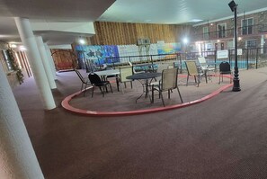 Piscine intérieure, chaises longues