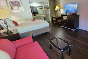 Skrivbord, arbetsyta för laptop, mörkläggningsgardiner och ljudisolering